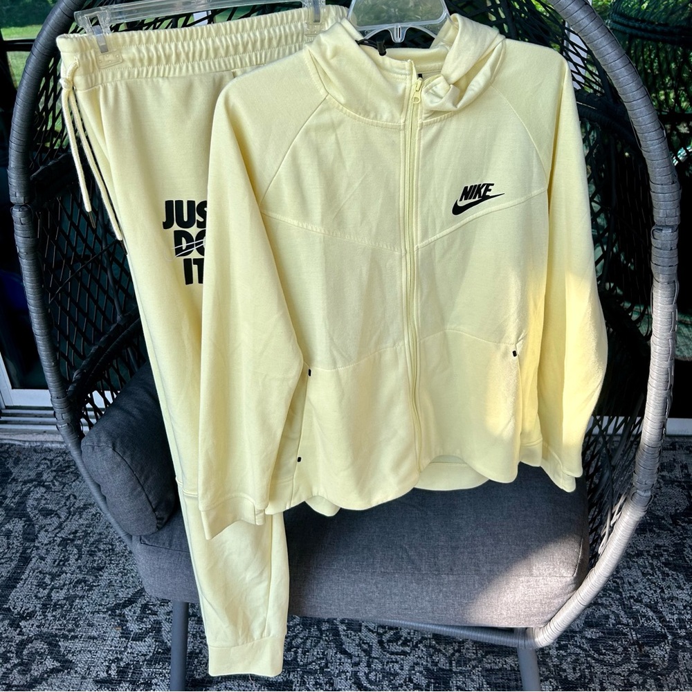 Light yellow Nike Tech Sweatsuit XL Unisex Never Worn!